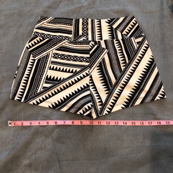 SOLD! Patterned Black/White Highwaisted Shorts - Picture 2 of 5